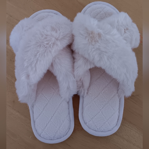 Ivory Crisscross Plush Slippers NWT - Picture 3 of 3